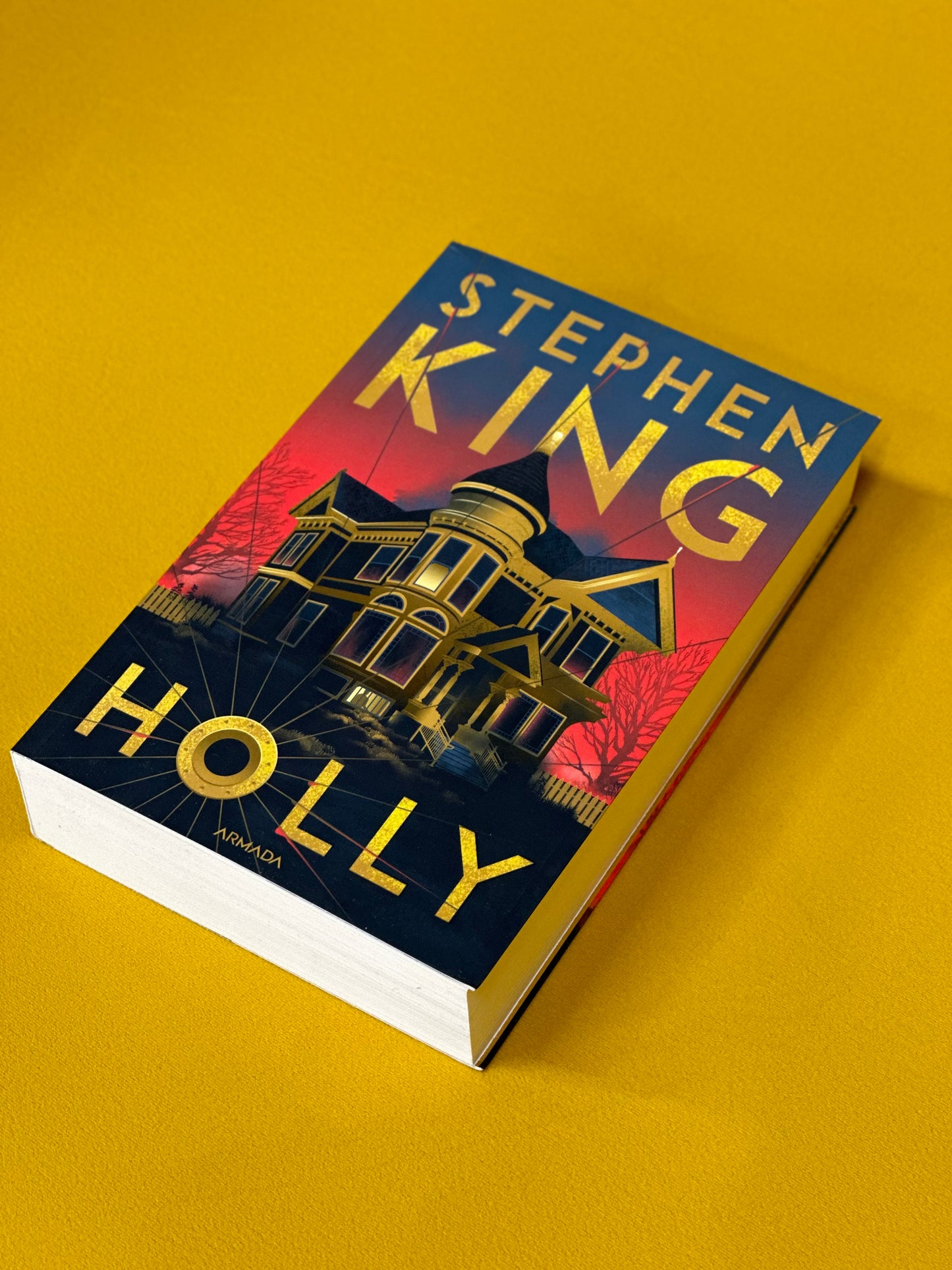 Holly
STEPHEN KING