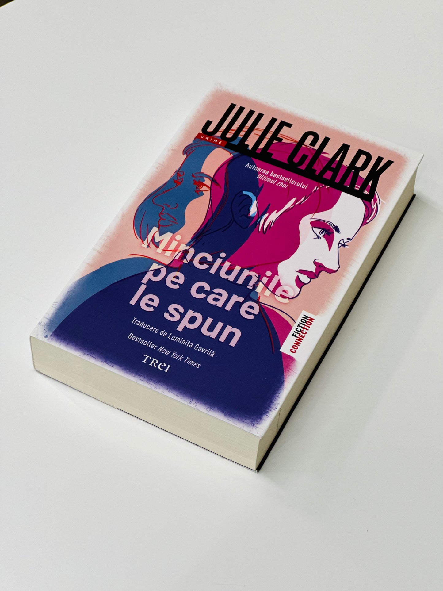 Minciunile pe care le spun
JULIE CLARK